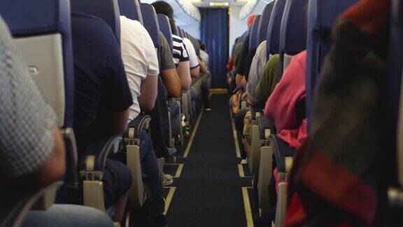 在飞机内部的座位上不认识的乘客