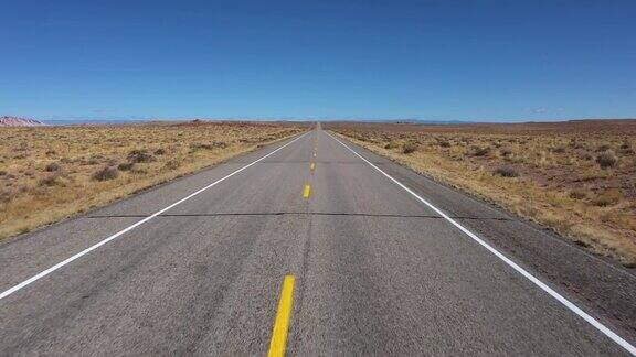 驾驶在一个空的高速公路通过热沙漠草原鸟瞰图