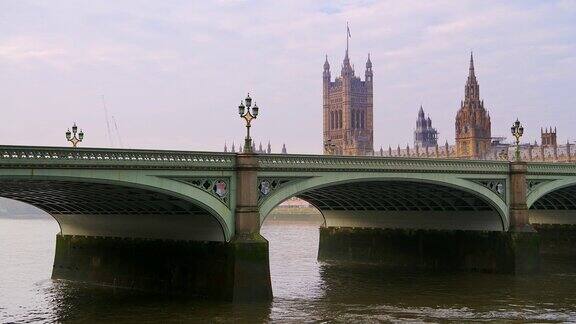 英国伦敦的泰晤士河和威斯敏斯特桥因新冠肺炎疫情而关闭显示出英国标志性的著名建筑和旅游景点安静、空旷