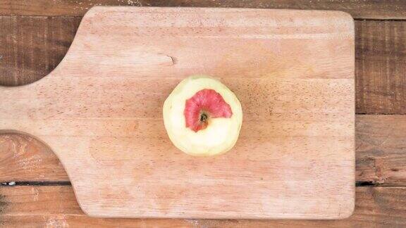 停止新鲜苹果的剥皮和切割动作