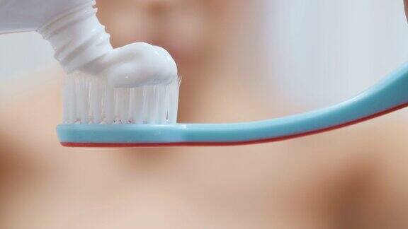 牙膏涂在牙刷上