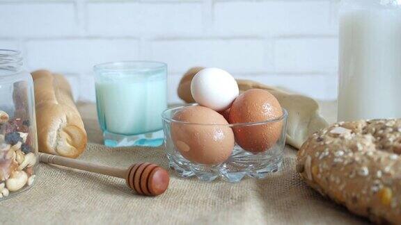鸡蛋放在碗里全麦面包和牛奶放在桌上
