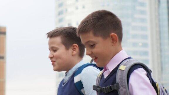 穿着校服的男生们微笑着一起去学校