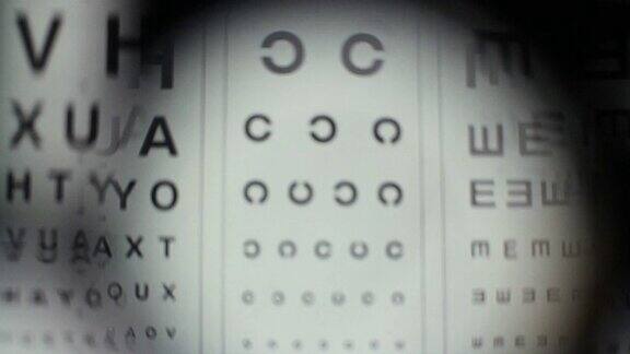 用眼科医生的设备检查眼睛做视力测试