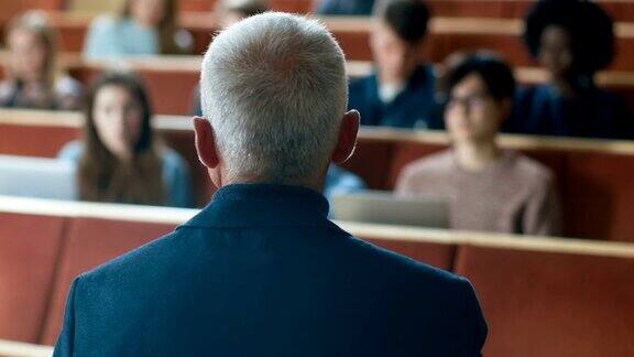面向镜头的课堂:大学教授给一间满是多民族学生的教室讲课有才华的演讲者能抓住听众的注意力