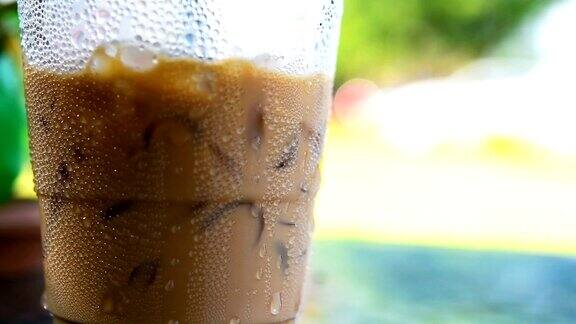 水滴在装着冰咖啡的塑料杯上