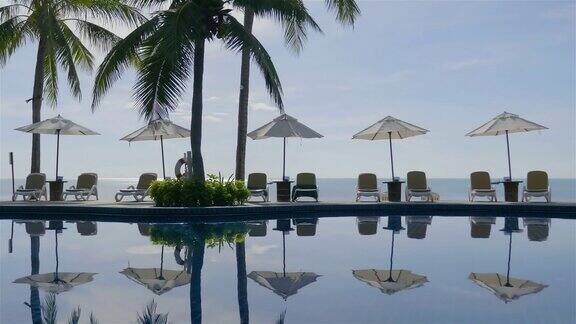 酒店和度假村的漂亮的雨伞和椅子配有游泳池