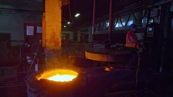 铸造工人检查熔化的金属温度
