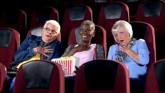 三个高年级女生在看恐怖电影