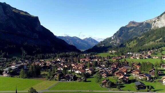 瑞士阿尔卑斯山宁静的乡村景色