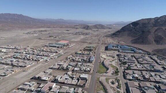 无人机拍摄阿塔卡马沙漠迭戈·德·阿尔马格罗镇乡村上空偏远的城镇在贫瘠的土地上支持采矿活动我们可以从上面看到城市规划