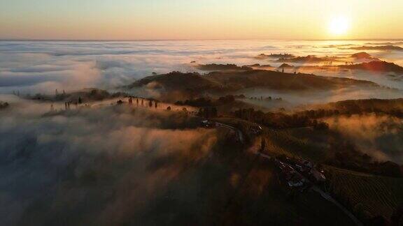 空中晨雾在黎明时漂浮在乡村风景上