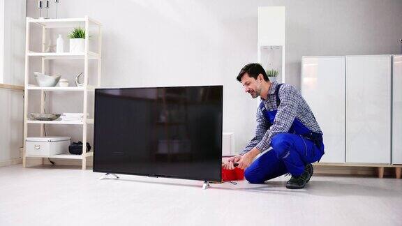 修理电视或电视电器的电工