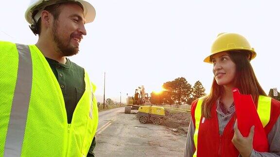美国西部的西班牙裔男性和女性道路建设和维修工人4K视频
