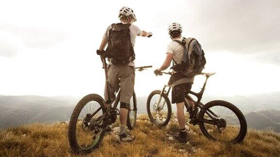 SLOMO山地自行车手在高原边缘欣赏自然