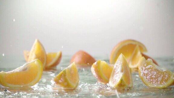 橙子碰到橙汁表面切成两半慢动作镜头