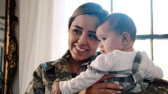 女士兵与她的宝贝女儿团聚