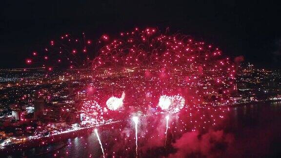 空中烟花与城市背景