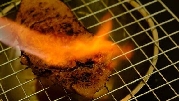 用煤气炉喷火烤牛肉