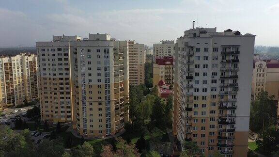Chayki基辅地区乌克兰2020年11月:森林中的公寓楼鸟瞰图城市附近的私营部门鸟瞰松树林中的公寓楼