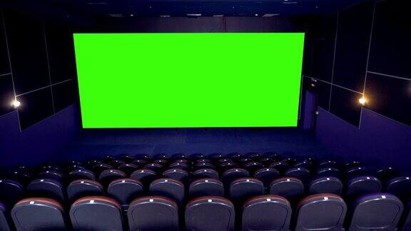 空的电影院大厅与空白的电影院屏幕与绿色的屏幕背景