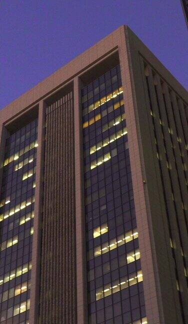 办公区域的冬季黄昏:办公楼的照明