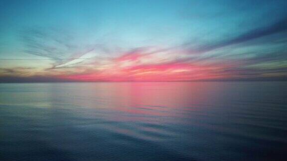在美丽的日落中飞越大海空中无人机拍摄的