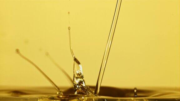 一股橄榄油飞溅下来用高速摄影机以每秒1000帧的速度拍摄