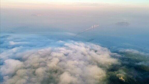鸟瞰图的山在雾