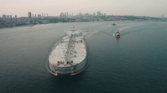 在伊斯坦布尔博斯普鲁斯海峡的油轮鸟瞰图在土耳其的4K镜头