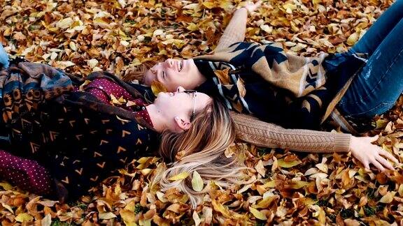 两个美丽的女朋友在一个阳光明媚的秋天