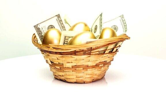 白色背景下的篮子里有金蛋和美元金蛋特写复活节春天投资和退休概念相机旋转
