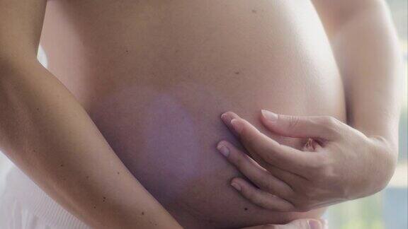 孕妇抚摸着自己的肚子
