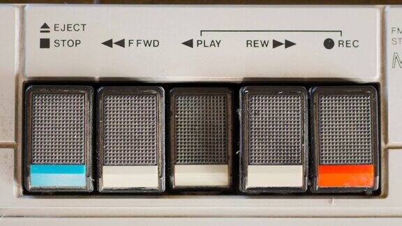 按播放按钮的复古磁带播放机