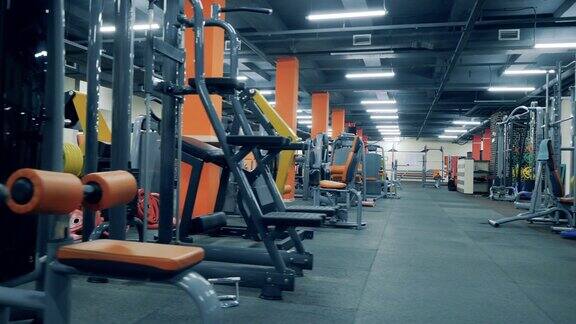 中小企业空荡荡的健身房里有很多训练器械