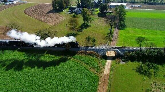 无人机拍摄的阿米什乡村蒸汽客运列车冒烟