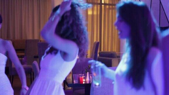 年轻女子在夜总会跳舞