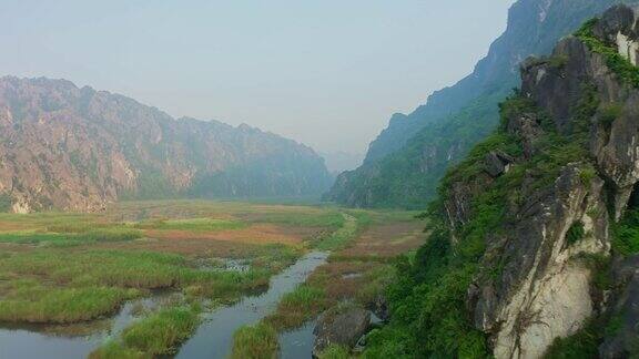 鸟瞰图日落时的KhuBaoTon丘陵景观吉安越南