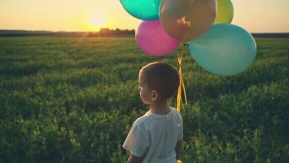 男孩与气球在日落原始视频记录
