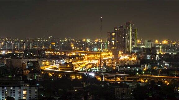 夜间高速公路和城市景观