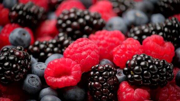浆果旋转背景健康饮食素食饮食树莓黑莓蓝莓特写