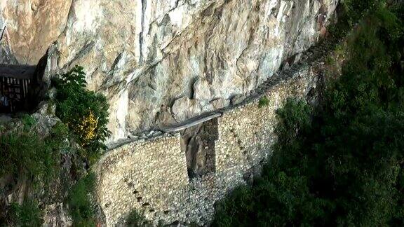 俯身拍摄马丘比丘的印加大桥