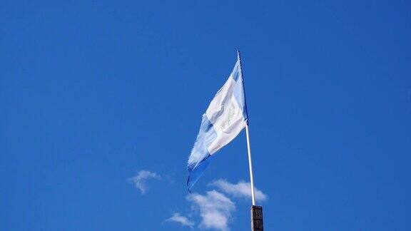危地马拉国旗在蓝天中飘扬
