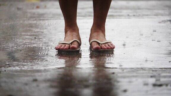 女人站在城市街道在雨天