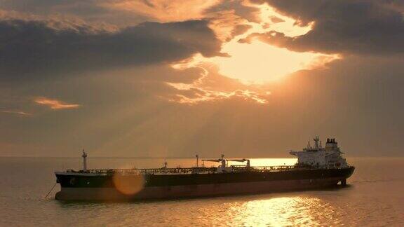 航空大型货船在日落时航行在海上