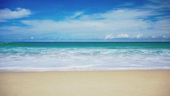 海的天空云沙海水绿松石波浪与白色的泡沫海岸线