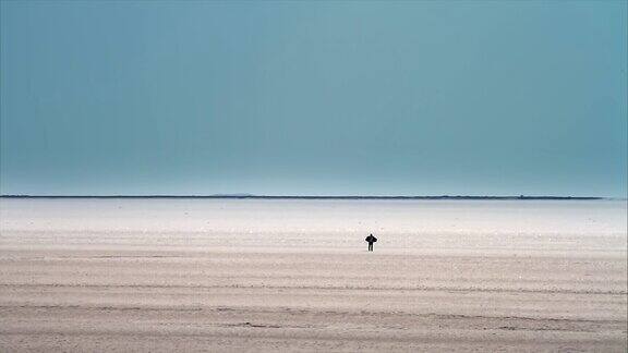 在土耳其盐湖上行走的人