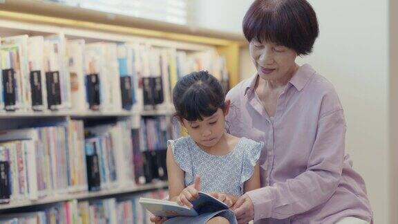漫威宇宙的一位老太太在图书馆教她的孙女读书