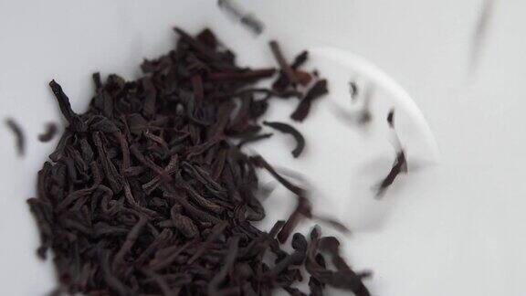 干红茶叶子落在白色陶瓷茶杯的底部