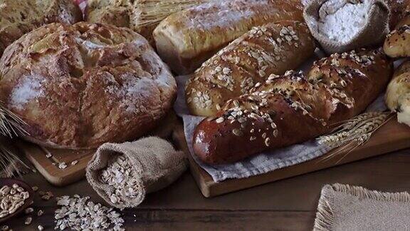 在慢动作中平移一组新鲜的面包和烘焙食品的特写手工烘焙
